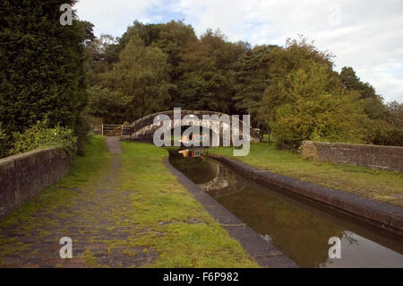 Schmale Boot, Bridge3, Hazelhurst Aquädukt, Lauch Branch, Caldon Kanal, Denford, Longsden, Stoke-on-Trent, Staffordshire, England Stockfoto