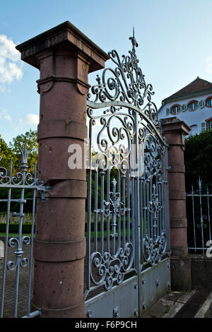 Tore für den Park und die Villa Burrus in Sainte-Marie-Aux-Mines. Hinweis das Mauerwerk ist gespickt mit Kugel Markierungen aus Ereignissen der Vergangenheit Stockfoto