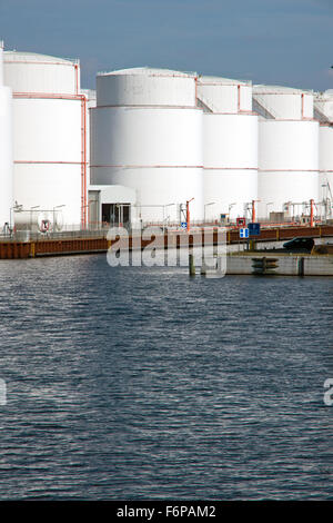 Eine Reihe von weißen Lagertanks im Hafen Stockfoto