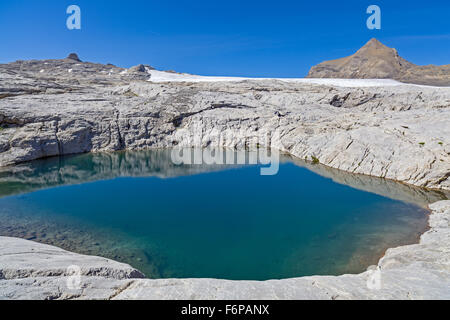 Wasserloch auf dem Karst-Gebiet der Col du Sanetsch Stockfoto