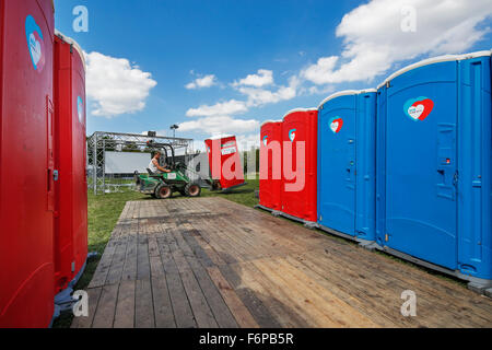 Platzierung der Reihen von bunten Mobiltoiletten bei outdoor-event Stockfoto