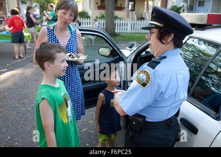 Zusätzliche Reserve Polizistin 9 Jahre alt, im Gespräch mit jungen Nachbarschaft "nehmen die Nacht zurück" Straßenfest. St Paul Minnesota MN USA Stockfoto