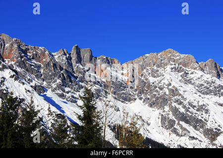 Winterlandschaft in Österreich Alpen, Schnee, Sonne und verschneite Winterlandschaft Stockfoto