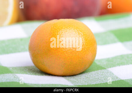 viele verschiedene Früchte für die Gesundheit der ganzen Familie, Pfirsich, Mandarine, Erdbeerscheiben Stockfoto