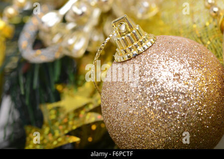 Luxus-Geschenk-Boxen unter Weihnachtsbaum, Neujahr, Wohnaccessoires, goldenen Verpackung von Santa präsentiert, festliche Tannenbaum geschmückt Stockfoto