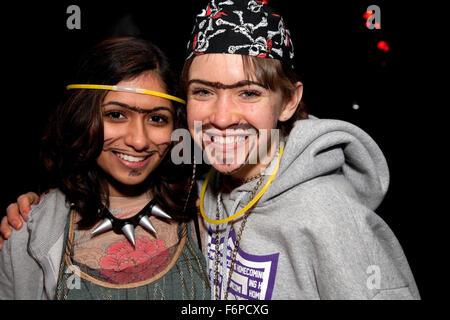 Teen Paar in Punk Halloween-Kostüme, Süßes oder Saures für eine Spende an die Food Bank. St Paul Minnesota MN USA Stockfoto