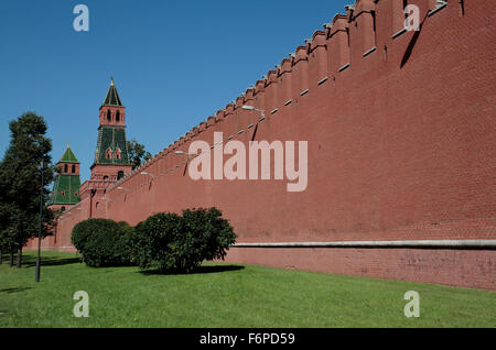 Die markanten roten Mauern und Türme des Kreml, Moskau, Russland.  Dies ist ein Abschnitt der Mauer entlang Kremlevskaya nab. Stockfoto