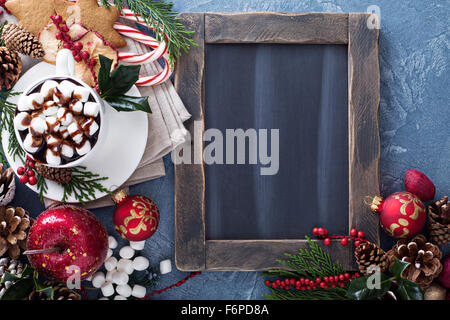 Heiße Schokolade Weihnachten mit Ornamenten und Zuckerstange Stockfoto
