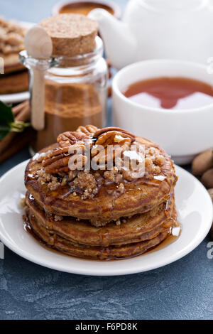 Zimt und Gewürzen Pfannkuchen mit crumble Schicht und Pekannüsse Stockfoto