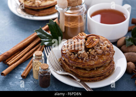 Zimt und Gewürzen Pfannkuchen mit crumble Schicht und Pekannüsse Stockfoto