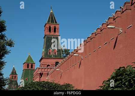 Die markanten roten Mauern und Türme des Kreml, Moskau, Russland.  Dies ist ein Abschnitt der Mauer entlang Kremlevskaya nab. Stockfoto