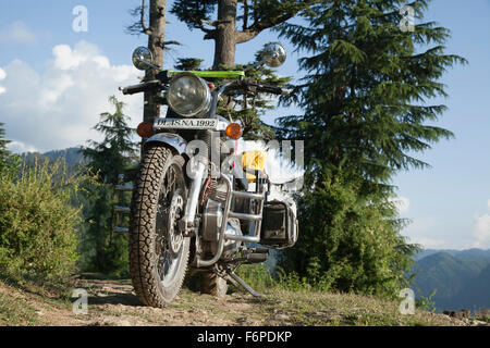 Indische Royal Enfield Motorrad im Himalaya-Gebirge von Himachal Pradesh, Indien Stockfoto