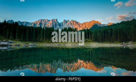 Sunrise, Karersee, See vor Latemar, Lago di Carezza, Dolomiten, Provinz Trentino, Südtirol, Italien Stockfoto
