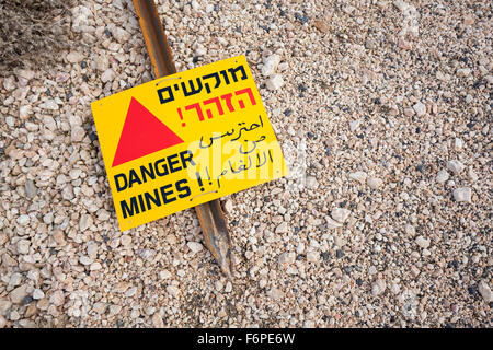 Mein Feld Warnschild in Hebräisch, Arabisch und Englisch an der Einfassung Hermon. Golan-Höhen. Israel. Stockfoto