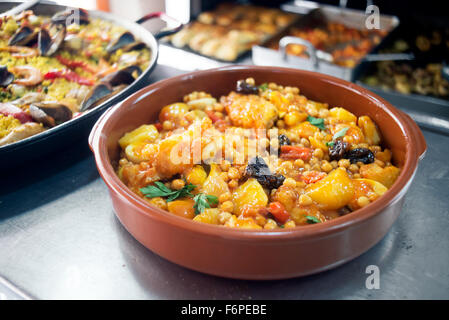 Spanische Kichererbsen mit Kabeljau. Rustikale mediterrane Küche. Stockfoto