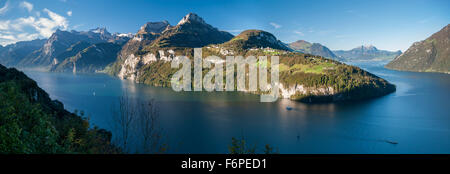 Blick auf den Vierwaldstättersee an einem sonnigen Tag mit Bergen im Hintergrund. Zentralschweiz. Stockfoto