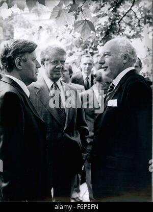 1978 - Staatsbesuch des amerikanischen Präsidenten Carter in der Bundesrepublik Deutschland: ein zwei-Tage-staatliche besuchen US-Präsidenten Jimmy Carter bezahlt nach West-Deutschland (14. Juli/15., 1978). Begleitet wurde er von seiner Frau Rosalynn und Tochter Amy. Außerdem besuchte der amerikanische Präsident seines Aufenthalts in Bonn, auch Frankfort und West-Berlin. Nach dem Ende seines offiziellen Besuchs blieb Jimmy Carter in Bonn aufgrund der Welt--Wirtschaftsgipfel, welche dort am 16. Juli erfolgt/17.. Foto zeigt amerikanischen Präsident Jimmy Carter in Bonn, im Gespräch mit Bundeskanzler Helmut Schmidt (links) und Feder (Mitte) Stockfoto