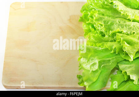 Salat auf Holzbrett fotografiert liegen hautnah Stockfoto