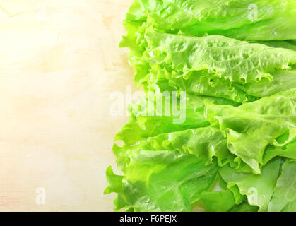 Salat auf Holzbrett fotografiert liegen hautnah Stockfoto