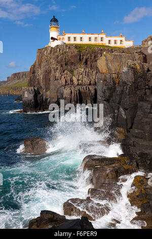 Landschaftlich Point Lighthouse auf Isle Of Skye, mit zusammenstoßenden Wellen des Meeres unterhalb der Klippen Stockfoto