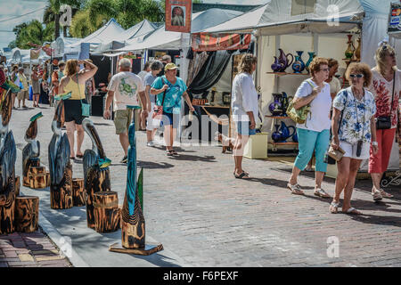 Menschen flanieren Kunstfestival im sonnigen Florida, inspirierte anzeigen künstlerische Leben im Meer, Kunst und Dekoration, den Lebensstil zu genießen Stockfoto