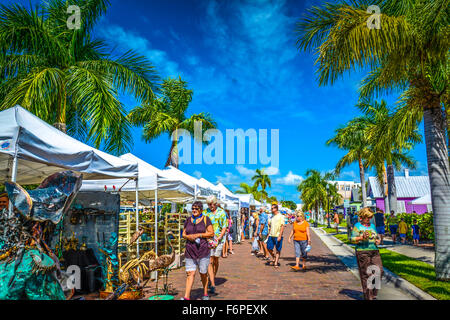 Menschen flanieren Kunstfestival im sonnigen Florida, inspirierte anzeigen künstlerische Leben im Meer, Kunst und Dekoration, den Lebensstil zu genießen Stockfoto