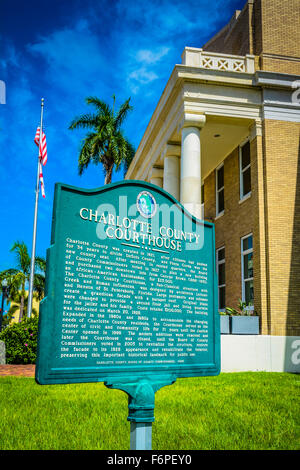 Das Neo-klassischen Charlotte County Courthouse Gebäude mit historischen Marker, Flagge und blauem Himmel in Punta Gorda, Florida Stockfoto