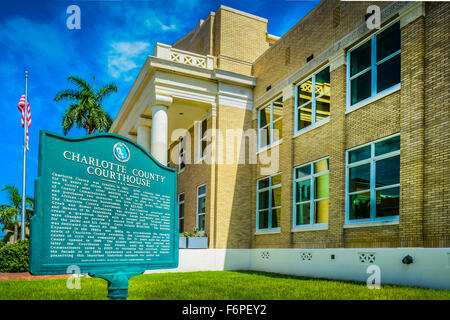 Das Neo-klassischen Charlotte County Courthouse Gebäude mit historischen Marker, Flagge und blauem Himmel in Punta Gorda, Florida Stockfoto