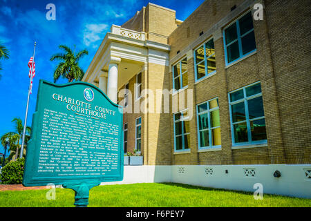 Das Neo-klassischen Charlotte County Courthouse Gebäude mit historischen Marker, Flagge und blauem Himmel in Punta Gorda, Florida Stockfoto