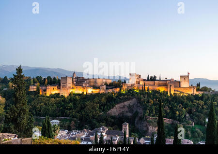 Alhambra Palast Übersicht bei Sonnenuntergang. Granada, Andalusien, Spanien Stockfoto