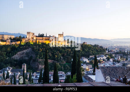 Alhambra-Palast-Übersicht in der Abenddämmerung. Granada, Andalusien, Spanien Stockfoto