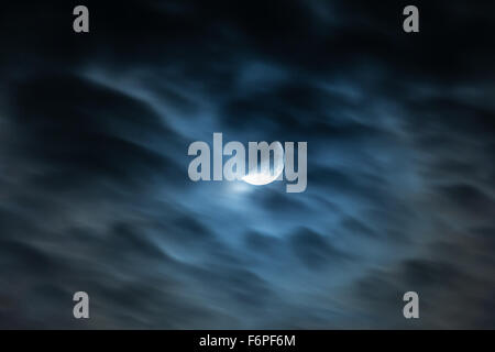 UK 18. November 2015. Gruselige suchen Himmel heute Abend so dunkel schnell ziehenden Wolken überqueren Waxing Crescent Moon. Bildnachweis: Ian Jones/Alamy Live-Nachrichten Stockfoto