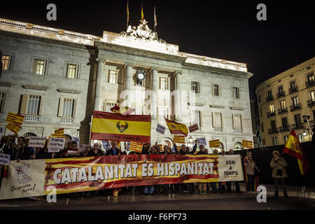 Barcelona, Katalonien, Spanien. 18. November 2015. Anti-separatistische Katalanen versammeln sich in Barcelonas Plaza de Sant Jaume hinter ihrem Banner gegen eine hypothetische Unabhängigkeit von Spanien und für die volle Übereinstimmung mit der Verfassung zu demonstrieren. © Matthias Oesterle/ZUMA Draht/Alamy Live-Nachrichten Stockfoto