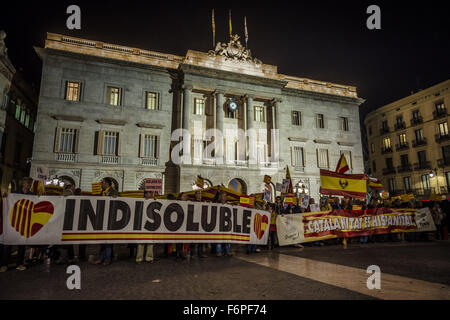 Barcelona, Katalonien, Spanien. 18. November 2015. Anti-separatistische Katalanen versammeln sich in Barcelonas Plaza de Sant Jaume hinter ihrem Banner gegen eine hypothetische Unabhängigkeit von Spanien und für die volle Übereinstimmung mit der Verfassung zu demonstrieren. © Matthias Oesterle/ZUMA Draht/Alamy Live-Nachrichten Stockfoto