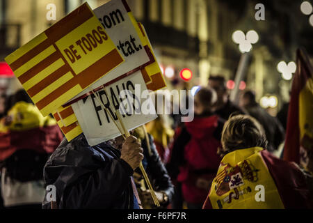 Barcelona, Katalonien, Spanien. 18. November 2015. Ein Anti-separatist Katalanisch sammelt Plakate mit politischen Slogans am Ende einer Demonstration gegen eine hypothetische Unabhängigkeit von Spanien und für die Einhaltung der Verfassung. © Matthias Oesterle/ZUMA Draht/Alamy Live-Nachrichten Stockfoto