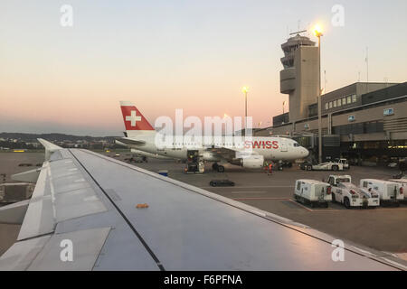 Swiss Airbus A319 und der Turm aus einem Flugzeug am Flughafen Zürich in den frühen Morgenstunden zu einem anderen anzeigen. Stockfoto