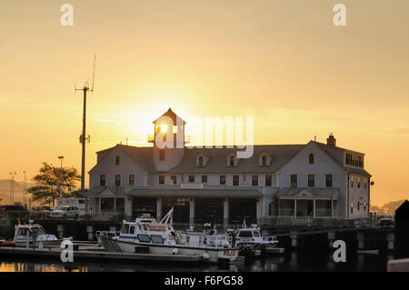 Chicago, Illinois, USA. Die aufgehende Sonne scheint durch den Leuchtturm Kuppel auf dem Chicago Marine Sicherheit Station (ehemals Chicago Coast Guard Station). Stockfoto