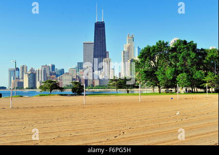 Nördlich von Chicago Loop Skyline, die von der John Hancock Building beherrscht, steigt darüber hinaus ordentlich gepflegte Beachvolleyballplätze. Chicago, Illinois, USA. Stockfoto