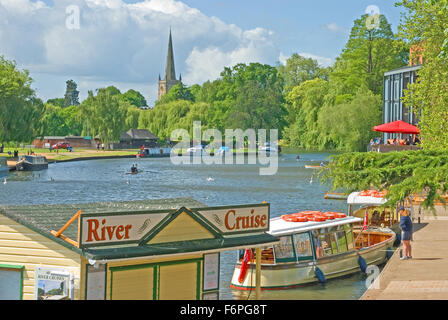 Der Fluss Avon in Stratford-upon-Avon, mit Blick auf Holy Trinity Church, Grabstätte von Willam Shakespeare Stockfoto