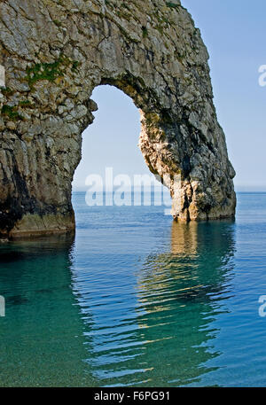 Durdle Door ist eine Ikone sea Arch durch Küstenerosion auf in Dorset Jurassic Coast Line erstellt. Stockfoto