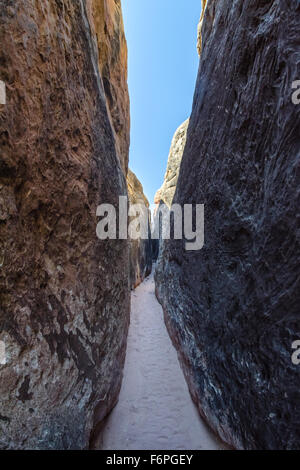 Eine lange Strecke von Slotcanyon entlang des Joint Trail in Canyonlands Nationalpark Stockfoto