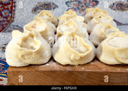 Manti - Knödel von gehacktem Lammfleisch in ungesäuerten Teig gehüllt und Dampf gekocht Stockfoto