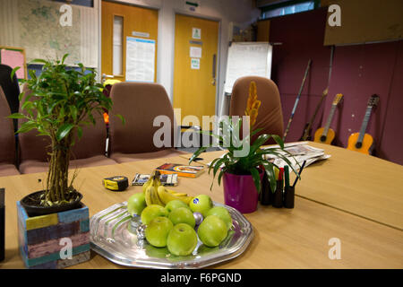 Camden, London, UK. 18. November 2015. Frucht von einem lokalen Sainsbury Supermarkt auf dem Tisch der Konferenzraum des Projekts Camden Mutterschiff im verlassenen ehemaligen Gehäuse und Sozialfürsorge Büros des Camden Council in West Hampstead Gemeinschaft zur Verfügung gestellt. Bildnachweis: Mark Kerrison/Alamy Live-Nachrichten Stockfoto