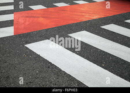 Dunkel graue Asphaltstraße mit weißen und roten Fußgängerüberweg Straßenmarkierung Zebra, abstrakte Transport Hintergrund Stockfoto