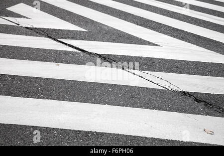 Dunkles grau asphalt Straße mit Fußgängerüberweg Straße Kennzeichnung Zebra, abstrakte Transport Hintergrund Stockfoto