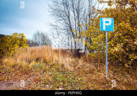 Leeren Parkplatz mit Roadsign, finnischen Landschaft im Herbst Stockfoto