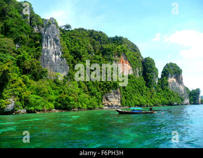 Geschwindigkeit Bootstour von Phuket nach Phi Phi Island an der Andaman Sea, Thailand Stockfoto