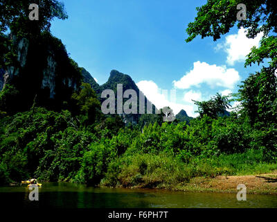 River rafting/Kanu entlang der Sok Fluss in den Khao Sok Nationalpark Natur reservieren in Phuket, Thailand Stockfoto