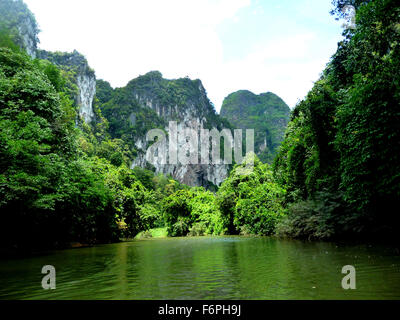 River rafting/Kanu entlang der Sok Fluss in den Khao Sok Nationalpark Natur reservieren in Phuket, Thailand Stockfoto