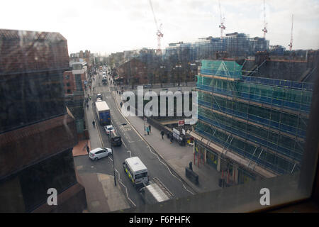 Camden, London, UK. 18. November 2015. Ein Blick aus dem Inneren der ehemaligen Camden Rat Wohnungswesen und soziale Betreuung Büros besetzt durch den Camden-Mutterschiff in Richtung der umstrittenen Wohnanlage, die im Mittelpunkt der Kampagne Stop The Blocks hat. Bildnachweis: Mark Kerrison/Alamy Live-Nachrichten Stockfoto